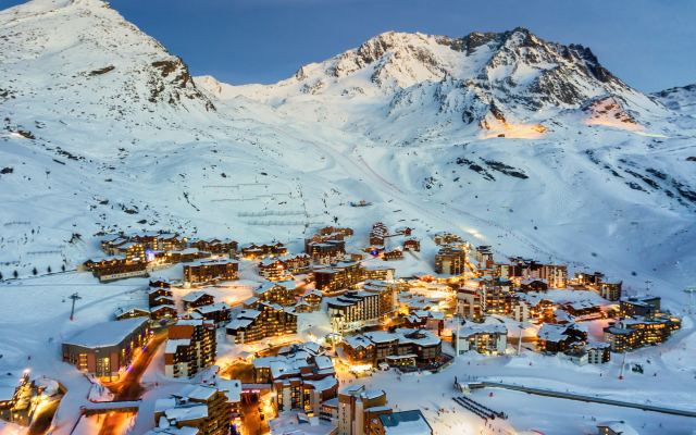 Station de Val Thorens au crépuscule, dans les Alpes françaises