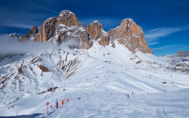Domaine skiable au pied des Dolomites, en Italie