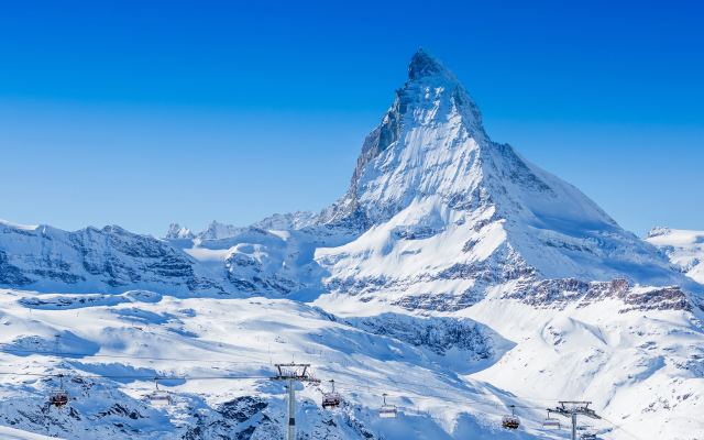 Matterhorn enneigé dans les Alpes suisses